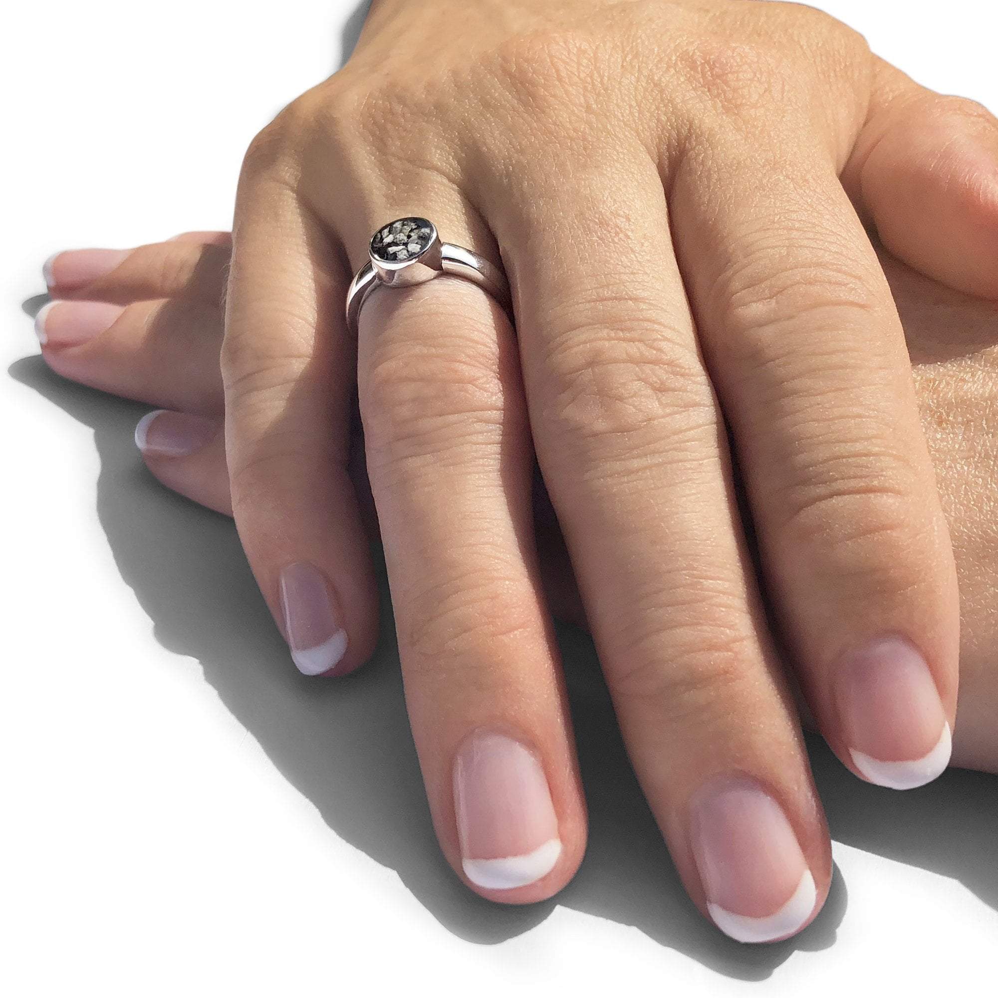 EverWith Ladies Classic Round Memorial Ashes Ring